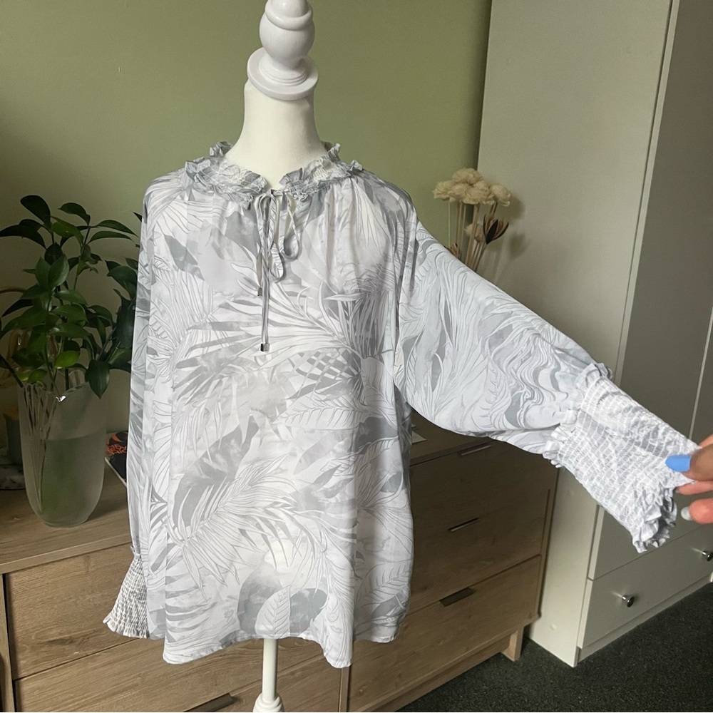 Calvin Klein Grey White Pastel Leaf Pattern Boho Ruffle Collar Flowy Shirt Sz L